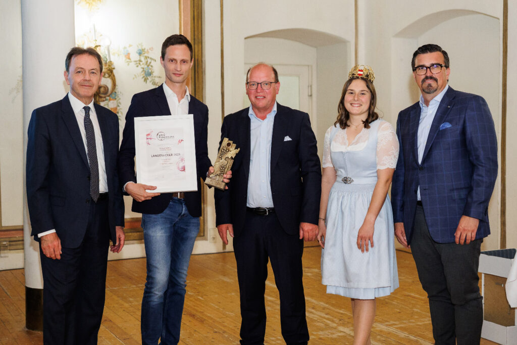 Mit großer Freude dürfen wir verkünden, dass unser Zweigelt Reserve - Pesac 2023 als Landessieger ausgezeichnet wurden.
