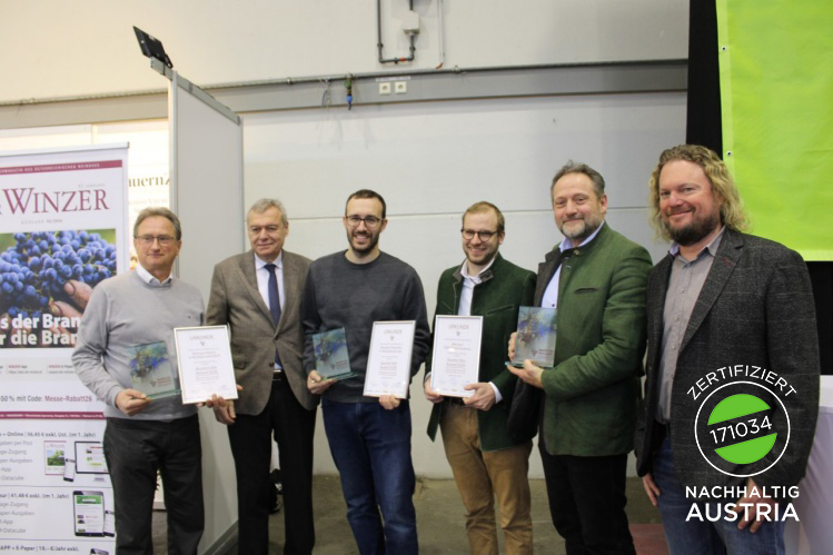 Erneut zählt unser Weingut zu den nachhaltigsten Betrieben Österreichs. Bei den Eröffnungsfeierlichkeiten der Austro Vin Tulln 2026 wurde diese Arbeit mit dem Nachhaltigkeits-Award ausgezeichnet.